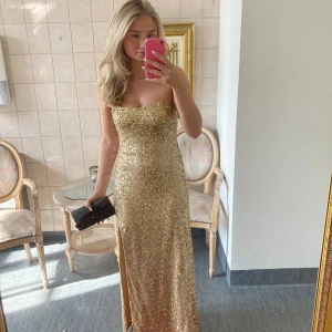 Guldig balklänning - Otroligt vacker balklänning med guldiga paljetter över hela💕