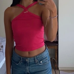 Söt skrikrosa topp 🩷 - Gullig skrikrosa topp köpt från GinaTricot, Storlek XS, bra skick 