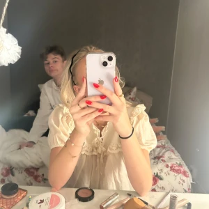 Zara topp - Dags att sälja en zara topp som är köpt i Agusti. Den är som i nyskick (10/10) i kvaliteten skulle jag säga.  