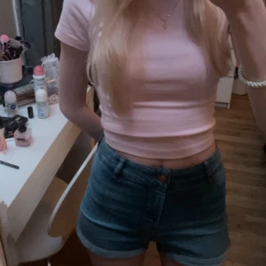 Jeansshorts från H&M - Jeans shorts från H&M i storlek 36. De är ljusblåa med högmidja. Mycket bra skick. 