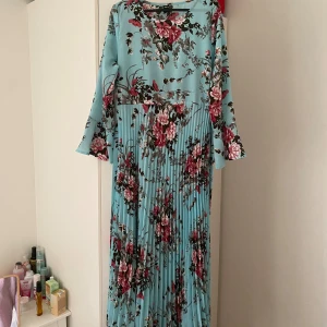 Klänning - En sommarklänning i storlek 38/M, men man kan justera vid midjan så att den passar om den är för stor. Den är helt ny