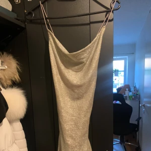 Klänning - Silver klänning som glittrar i ljuset