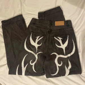 Målade jeans  - Gråa jeans från Monday som jag målat mönster på, går att tvätta och jag har bara använt dem 2 gånger.🌟 Skriv om du har frågor! 