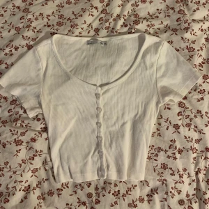 Vit tröja🪴 - Vit tröja med knappar i ribbat material🦔🦔🦔väldigt skön och ett bra basplagg men den kommer inte till användning pga lite stor🪴