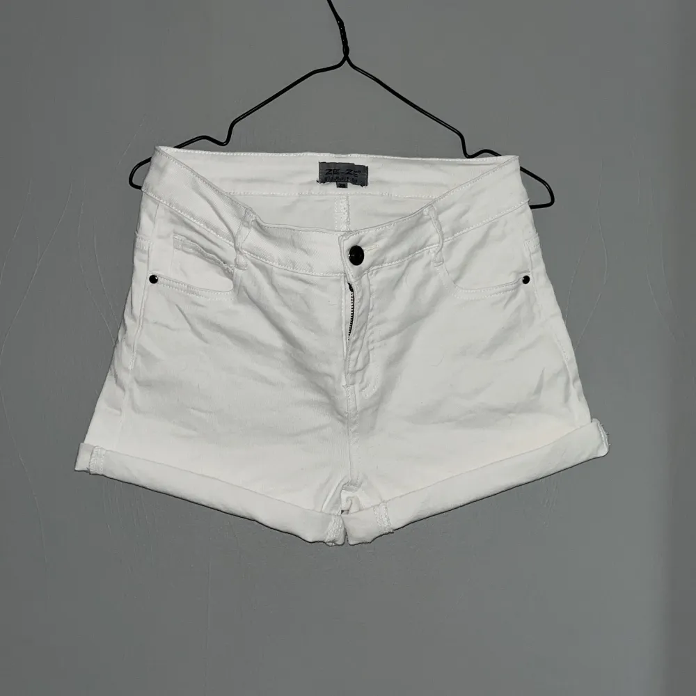 Vita jeans shorts i storlek 36. Stretchigt material.. Shorts.