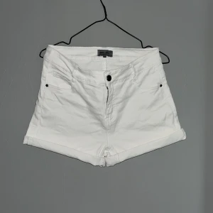 Vita jeansshorts  - Vita jeans shorts i storlek 36. Stretchigt material.