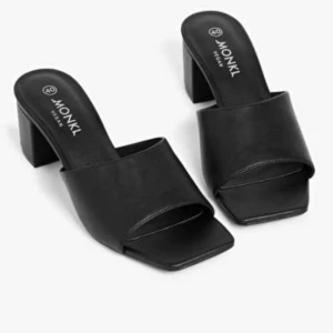 Klackar - Säljer dessa lite lägre svarta klackarna (5 cm). Har bara använt dem 1 gång så dem är i nyskick. Köptes för 300kr på Monki.💕