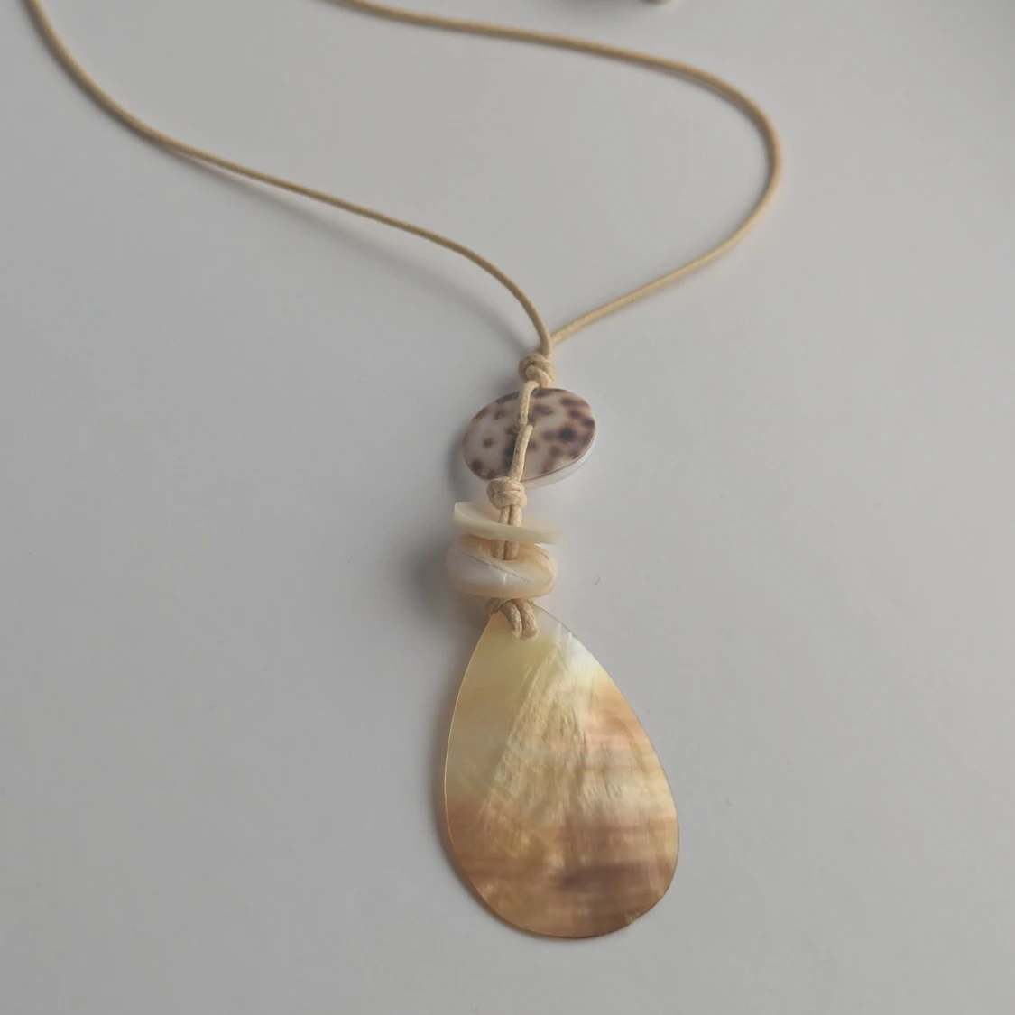 Halsband med hängsmycke i guld och pärlemor