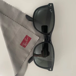 Ray ban solglasögon  - Fick dom i födelsedagspresent men dom är inte riktigt min smak så säljer dom. Pris går att diskutera!