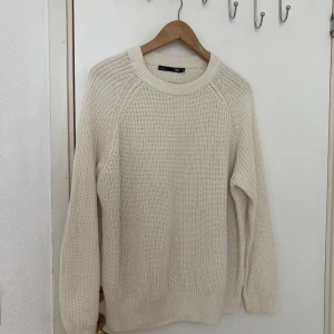 Stickad tröja - Vit stickad tröja från Lager 157 i storlek XL. Skriv gärna vid frågor eller använd köp nu. 
