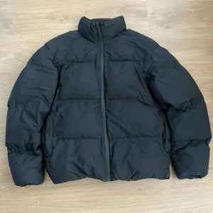 Dunjacka Svart  - Säljer en svart dunjacka från Jack and Jones i storlek M.