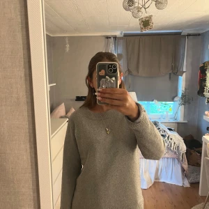 Grå stickad tröja❣️ - Snygg och mysig stickad tröja från vero moda! Tröjan är väl använd så spår av knottror men inget som stör. Tröjan är i storlek M men passar S, bär själv S och tröjan blir mer ”oversized” men är as snygg! Säljer då jag har liknade tröjor!
