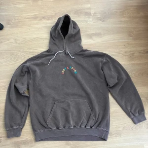 Hoodie Urban Outfitters - Säljer en hoodie från Urban Outfitters i storlek S men oversized look.