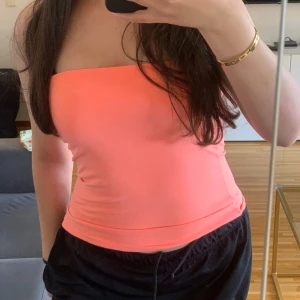 Tubtopp - Jättefin färg, aldrig använt så den är i nyskick, storlek M men passar mer Xs och S, passar även M då den är väldigt stretchig🥰pris går alltid att diskutera vid snabb affär🤩🧡