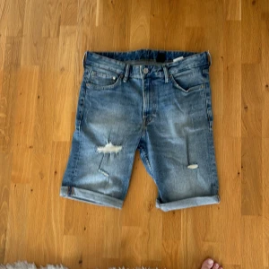 Jeansshorts - Jeansshorts från Jack and Jones i stl 32 Andvänt fåtal ggr