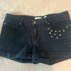 Svarta Lågmidjade jeansshorts - Superfina svarta Lågmidjade jeansshorts ifrån Cubus!! Storlek M! Fint skick! Skriv vid frågor eller intresse💕💕 