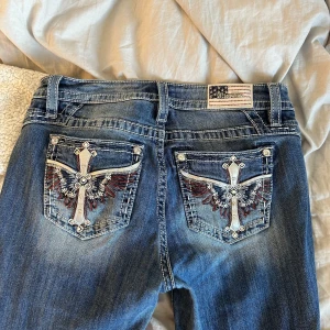 MissMe jeans - Säljer mina MissMe jeans strl M/S (står 30 inuti men ej svensk strl) De har en liten defekt allra längst ner på ett av benen, men märks knappt pga vart revan är. Skriv om ni vill ha fler bilder eller så 💕