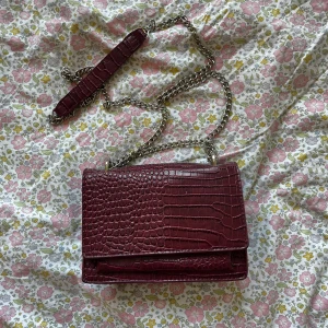 Röd väska  - Röd ormskinn väska