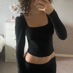 Svart glittrig tröja med square neck från Gina Tricot - Square neck glitter top från Gina Tricot