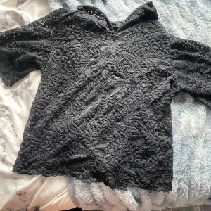 spets topp - Tröjan är " genomskinlig" asså att man ser genom vilket man kan ha ifall man tycker det är snyggt annars så har jag haft ett svart linne under dem 2 ggr jag använt den💕