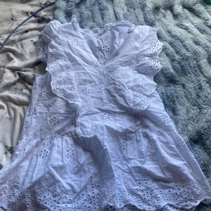 vit blus - säljer denna vita blus som är köpt från lindex, fick den i present men tyckte ej den passade mig. Så använd en enstaka gång, Original pris 400💘💘