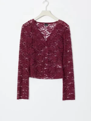 Vinröd spets top från Gina!! - Säljer en vinröd spets tröja med v-ringad hals och långa ärmar. Superfin att styla med både jeans och kjol, plus en söt cardigan. Tröjan säljs då den har blivit för liten… Tröjan heter lace top!