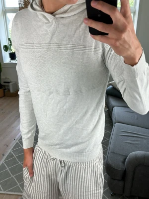 Hoodie Grå Unik  - Väldigt, väldigt snygg hoodie med sjukt bra passform! Perfekt nu under sommarkvällarna.  Mått:A:51 B:46 C:40 D:63   Skriv vid fundering!😇🙌 