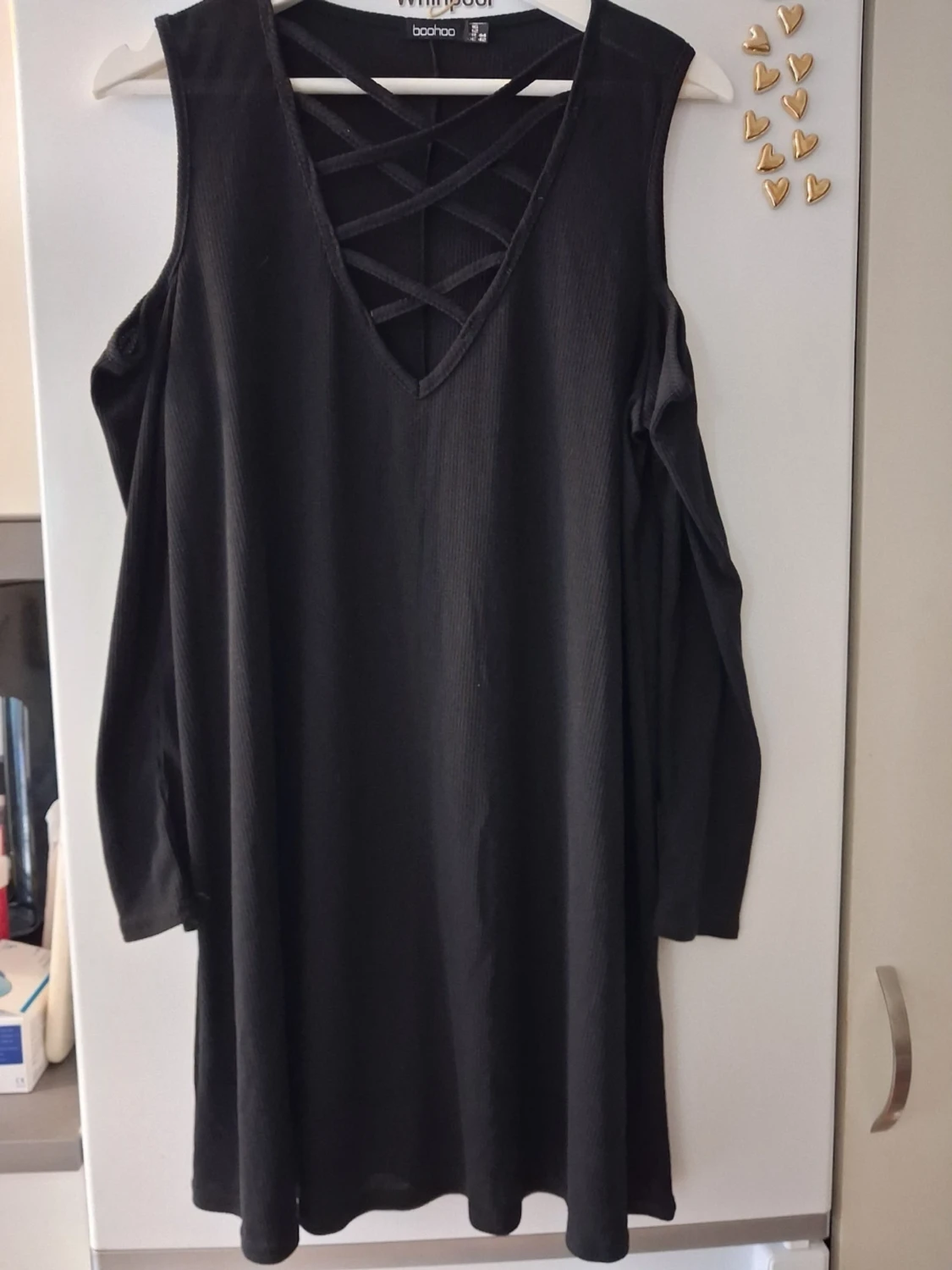 Svart klänning med snörning Boohoo