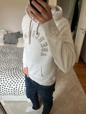 Vit hoodie från Abercrombie & Fitch - Säljer en riktigt schysst vit hoodie från Abercrombie & Fitch i storleken M. Tröjan är i ett fint skick men finns några fläckar (se bilder) ✌🏼——————————————————————————                                                                      📐| Storlek: M                                                           👖| Märke: Abercrombie & Fitch                                      🔎| Skick: Fint skick!                                                      ✍🏻| Skriv om du har några frågor