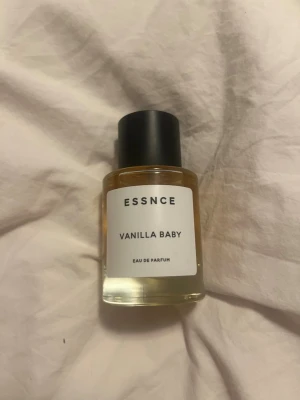 ESSNCE Vanilla Baby Eau de Parfum - En stilren parfymflaska från ESSNCE med doften Vanilla Baby. Den är använd runt 3 gånger så den är inprincip full och är 50 ml
