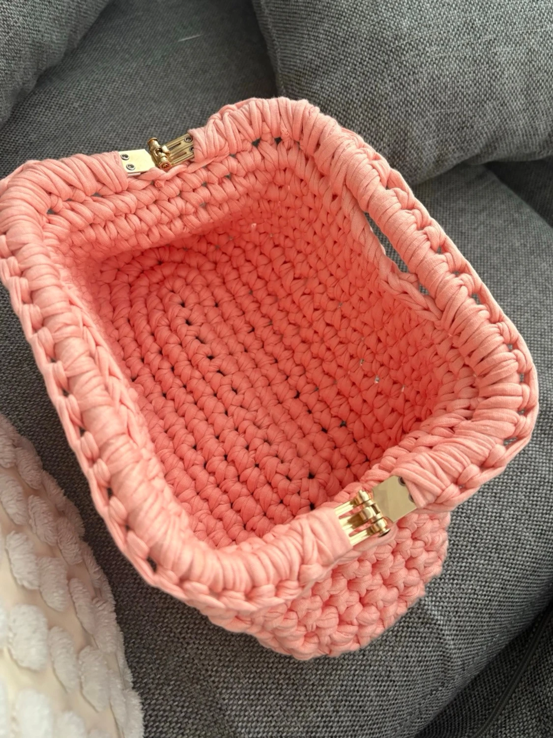 Handvirkad aprikos clutchbag - 3