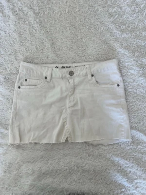 Vit kort jeanskjol low waist - Supersöt vit egengjord jeanskjol!! Ser tyvärr inte vad märket eller storleken är men kanske att man ser det på bild nummer tre💕💕har tyvärr fått små fläckar (bild 5&6) men inget man tänker på när den används!!