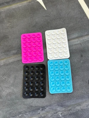 Fyra mobilhållare med sugproppar klister på baksidan pop it-leksaker i olika färger - 4 pack Silikon hållare till mobilen. Med 24st sugkoppar och klister på baksidan.  Färgerna på min profil går att blanda hur man vill, meddela om du vill ha annan färg vid köp.   Skickar gärna i bundle. Mått cirka 5,5 x 8 cm.     #silikon #mobilhållare #octopus #octoholder #case #iphone #idealofsweden #skal #tillbehör #octopushållare #stativ #tiktok #mobilgrepp #sugpropp #silikongrepp #popsockets Säljer fyra rektangulära pop it-leksaker i silikon. Färgerna är rosa, vit, svart och blå. Perfekt för
