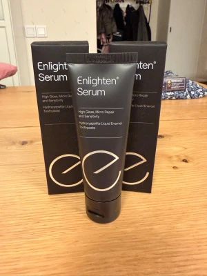 2st! Enlighten Serum Hydroxyapatite Liquid Emalj Tandkräm - Enlighten Serum är en tandkräm med hydroxyapatit som är framtagen för att reparera mikro-skadad emalj. Den innehåller 20% hydroxyapatit, en aktiv ingrediens i Enlighten Serum, som bidrar till att återställa tändernas naturliga lyster. Används som en daglig fluortandkräm för att skydda tänderna och bibehålla resultatet efter tandblekningsprocedurer. Applicera direkt från tuben på en tandborste.