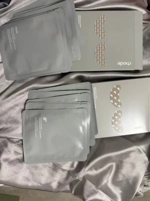 Gråa ögonmasker från Rhode  - Säljer 2 förpackningar med gråa ögonmasker från Rhody. Perfekta för att pigga upp trötta ögon och ge huden extra fukt. Kommer i individuella förpackningar och är enkla att använda. Snygg minimalistisk design på både ask och förpackningar.