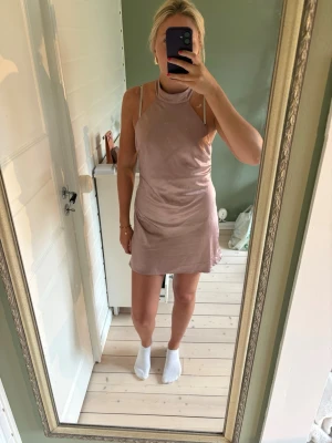 Miniklänning  - Jättefin rosa ”satin” klänning! Använd fåtal gånger 