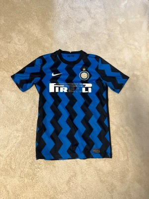 Inter Milan matchtröja blå/svart - Säljer en Inter Milan matchtröja från Nike i blått och svart med mönster i storlek Xs