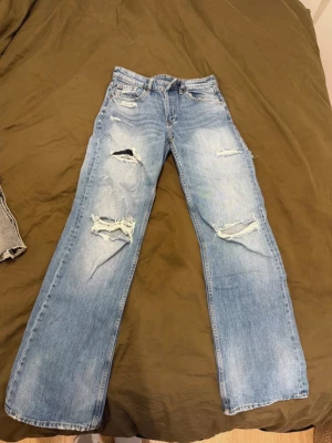 Populära jeans från Zara  - Säljer dessa suuuper populära och slutsålda jeansen från Zara i storlek 36 , tryck gärna på köp nu ☺️ 