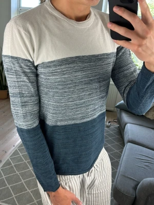 Randig Stickad Tröja  - Unik och väldigt stilren tröja!  Mått:  A:47 B:45 C:42 D:63 (cm) Skriv vid fundering!😇🙌 