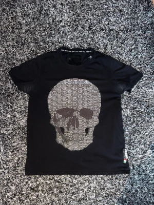 Philipp Plein - Säljer min Philipp Plein tröja för att jag inte använder den längre. Det står storlek XL men den passar bra på L också. Pris går alltid att diskutera 