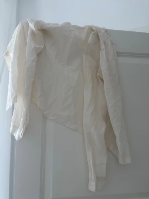 Sy material  - Blusen här går en o använda men istället för att slängas kanske någon själ därute vill ha lite material, det är tunnt beige/vitt som man kanske kan göra några fina detaljer med😁