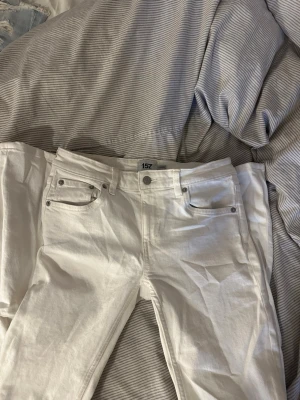 Vita jeans från 157 i storlek S - Säljer ett par vita jeans från 157 i storlek S med full längd. Jeansen har en rak passform och är tillverkade i ett mjukt bomullsmaterial med lite stretch för extra komfort. Endast använda 1 gång!