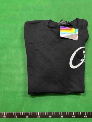 Svart långärmad t-shirt med tryck - En svart långärmad t-shirt med rund hals och ett vitt tryck på bröstet. Tillverkad i mjuk bomull som känns skön mot huden. Perfekt för dig som gillar en clean och enkel stil med en liten twist.
