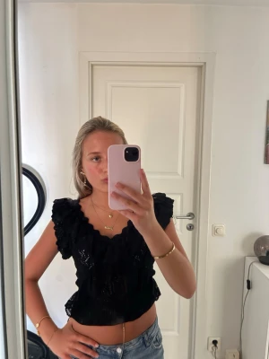 Svart topp  - Super söt svart topp från Zara med volanger och fina mönster. 