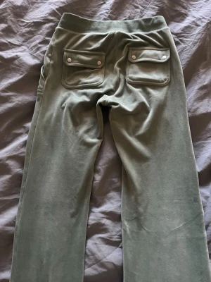 Olivgröna mjukisbyxor juicy couture  - Säljer ett par olivgröna mjukisbyxor  ifrån juicy couture. Nästan aldrig använda ensast ett fåtal gånger. inga tecken på slitage osv. pris kan diskuteras. Stl XS men passar även S