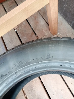 Svart radialdäck Hankook 215/55 R16 97 W. - Säljer ett svart radialdäck från Hankook, tubeless och märkt med M+S för användning i både lera och snö. Däcket har tydliga markeringar och slitbana som passar för olika väglag. Perfekt för dig som behöver ett extra däck till bilen. 215/55 R 16 97 W. Hämtas i Skene 