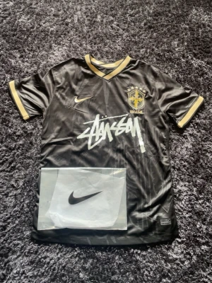 Brasilien Fotbollströja - ⚽️Märke: Nike 🎨 Färg: Svart + Guld  📏 Storlek: S mot M