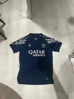 PSG tröja  - Storlek S nypris 1000 ,Helt ny psg saint german tröja . Använd endast en gång för test. Fraktar samma dag 💨