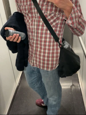 Ljusblå raka jeans herr - Säljer ett par riktigt sköna vintage 501:or. Dessa jeans har ett tiotal år på nacken och är medelmåttigt använda. Storleken säger 34:30 men de passar mer som en 32:32. Jag är själv 183cm och väger 78kg och de passar mig som en smäck! Som bilden visar har de någon slags färgfläck långt ner på höger baksida, inget som märks enligt mig men därav lägre pris, utöver det är jeansen i toppskick. Hör av er vid minsta lilla fundering!