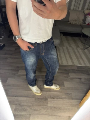 Nudie jeans Tape Ted - Nudie jeans med riktigt fin wash och fades. Storlek: 32/32.  Kvalité: 9/10 endast en minimal fläck på höger lår. Pris kan diskuteras.